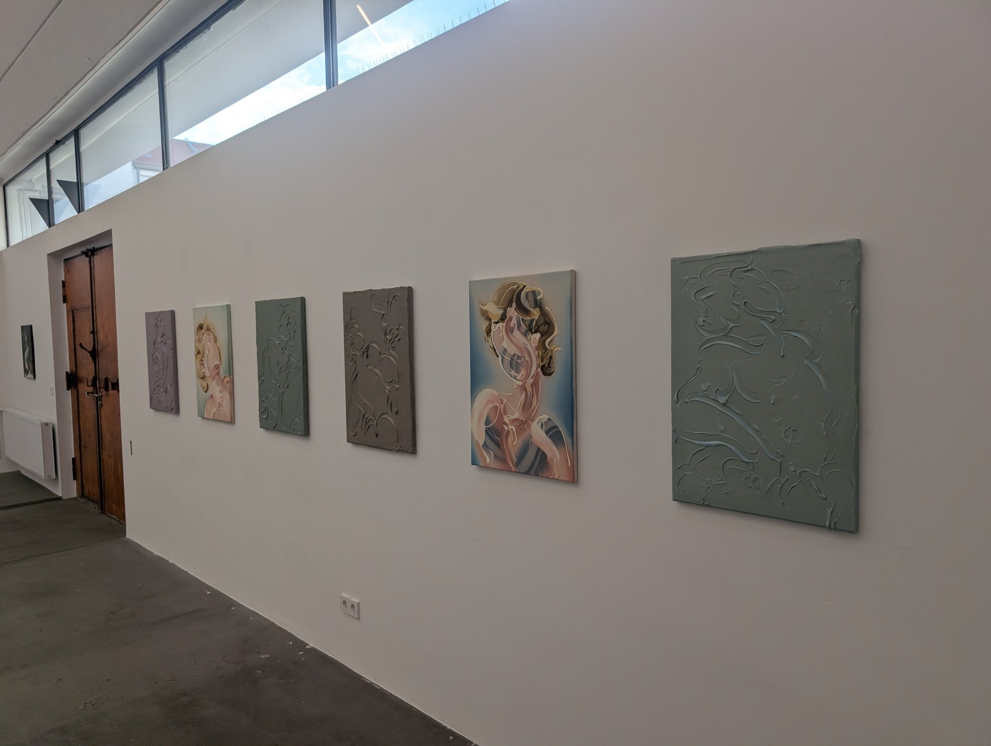 BEL ÉTAGE. Der Kunstbetrieb spottet über sich und packt ein