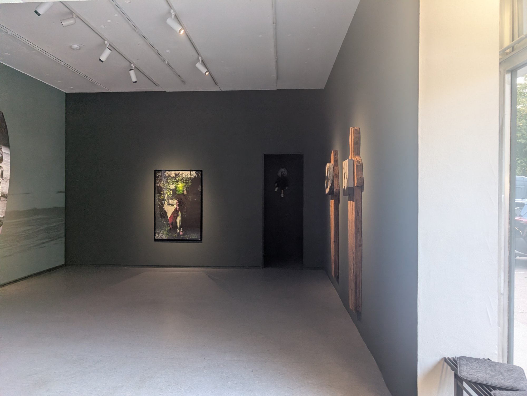 Izabella Gustowska, „Home’s Shadows“, Ausstellungsansicht im KVOST mit zwei Holzpfosten und der Fensterfront zur Straße