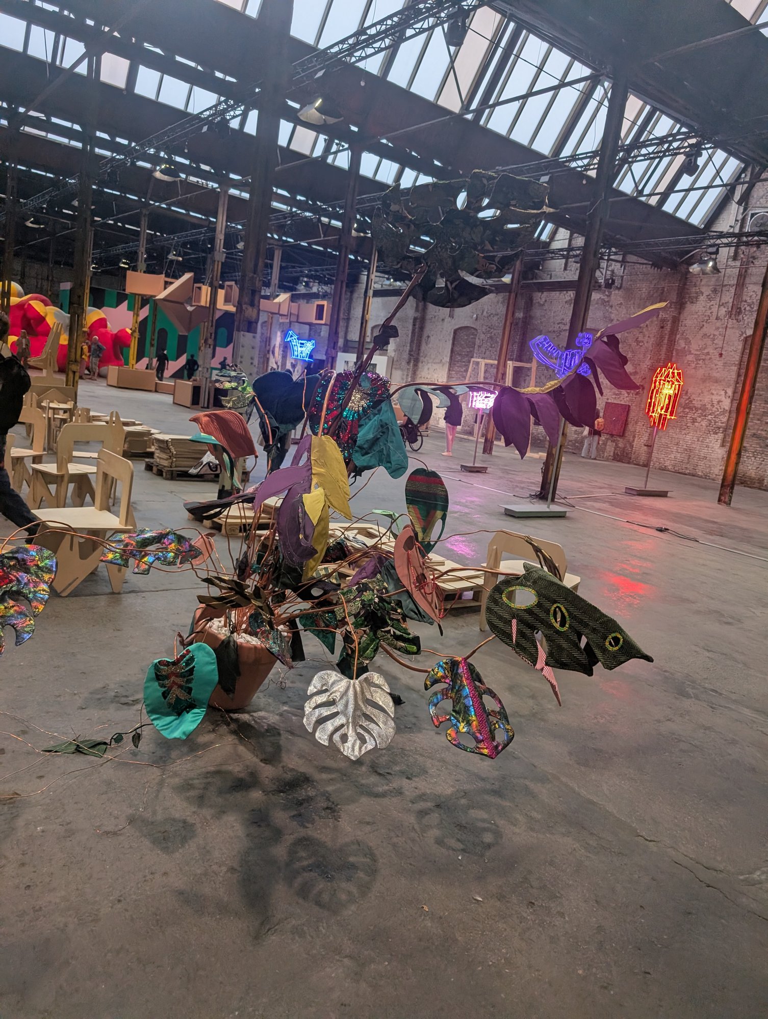 Pflanze mit Blättern aus Stoff, Pailletten und Kupferdraht in einem Tontopf, HALLEN 07 in den Wilhelm Hallen