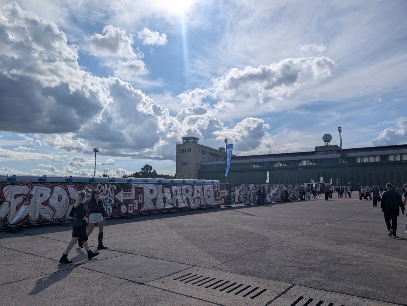 Graffitiwand auf dem Rollfeld vor dem Flughafengebäude Tempelhof